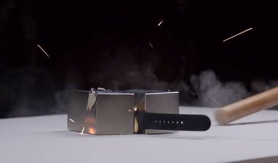 본문 이미지 - 두 개의 네오디뮴 자석과 충돌한 애플워치에서 불꽃과 연기가 발생했다. 테크랙스 동영상 캡처. ⓒ 테크렉스