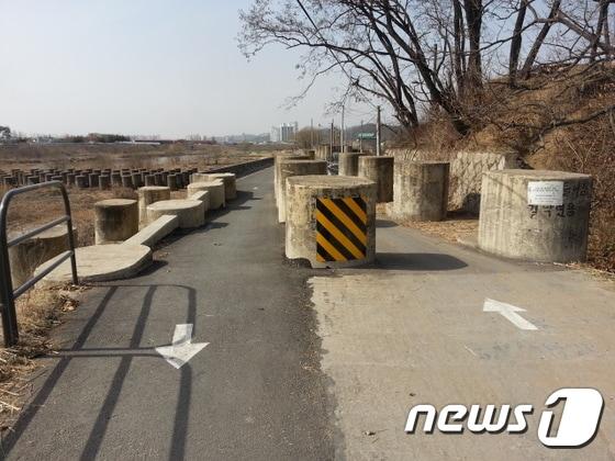 본문 이미지 - 경기 고양시 덕양구 내유동 공릉천변 뚝방길에 설치된 대전차방어시설 &acute;용치&acute; ⓒ News1