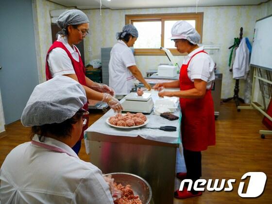 본문 이미지 - 해담마을에서 생산되는 표고버섯으로 너비아니를 만드는 모습(사진제공=해담마을) 2015.06.15/뉴스1 ⓒ News1 엄용주 기자