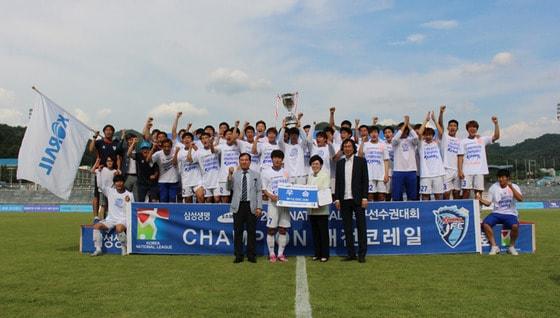 본문 이미지 - 2015 내셔널축구선수권 정상에 오른 대전코레일. (내셔널리그 제공) ⓒ News1