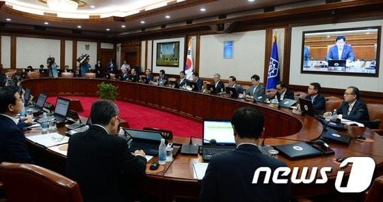 본문 이미지 - 16일 오전 정부서울청사에서 최경환 국무총리 직무대행(부총리 겸 기획재정부 장관) 주재로 세종청사와의 영상 국무회의가 열리고 있다.2015.6.16/뉴스1 ⓒ News1 양동욱 기자