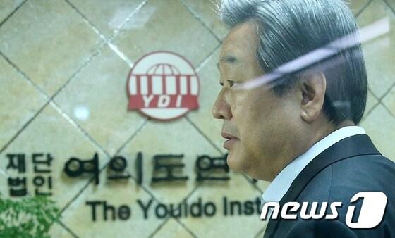 본문 이미지 - 새누리당 김무성 대표가 16일 서울 영등포구 여의도연구원에서 열린 이사회에 참석하고 있다. 이날 이사회에서는 김 대표가 여의도연구원 원장으로 내정한 김종석 홍익대 교수의 임명안을 의결했다. 2015.6.16/뉴스1 ⓒ News1 오대일 기자