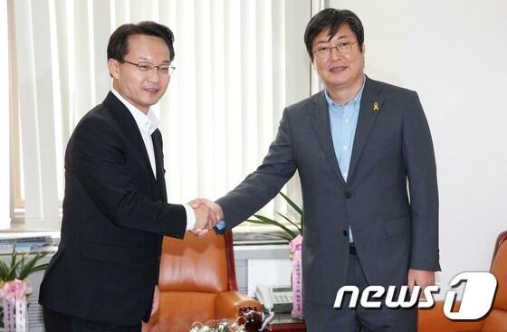 본문 이미지 - 새누리당 조해진 원내수석부대표와 새정치민주연합 이춘석 원내수석부대표가 17일 서울 여의도 국회에서 황교안 국무총리 후보자 임명동의안 처리 여부를 논의하기 위해 가진 회동에 앞서 악수를 나누고 있다. 2015.6.17/뉴스1 ⓒ News1 오대일 기자