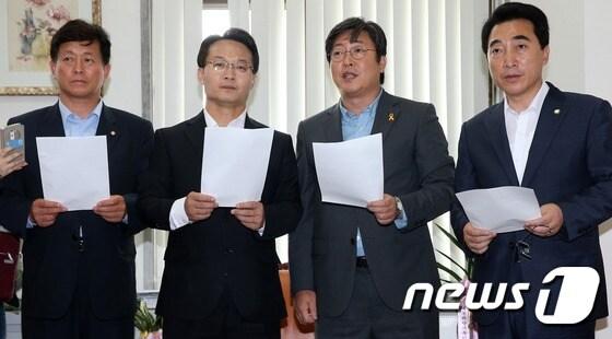 본문 이미지 - 조해진(왼쪽 두번째), 이춘석(오른쪽 두번째) 여야 원내수석부대표가 17일 서울 여의도 국회에서 황교안 국무총리 후보자 임명동의안 표결과 대정부질문 일정 등 여야 합의사항을 발표하고 있다. ⓒ News1 오대일 기자