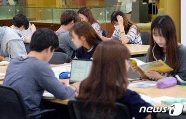 본문 이미지 - 대학교 기말고사 시험 기간인 17일 오전 서울의 한 사립대학교 도서관에서 학생들이 공부를 하고 있다.ⓒ News1 신웅수 기자