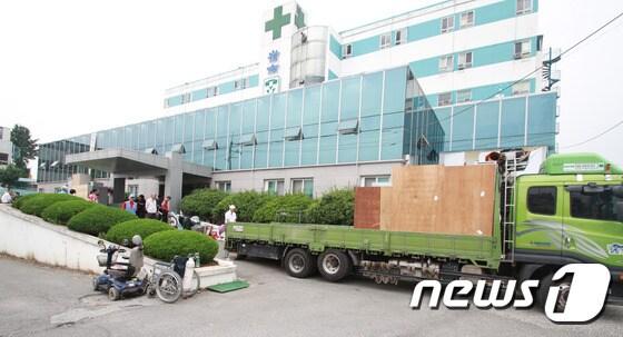 본문 이미지 - 17일 경남밀양군 영남병원의 환자들이 집단퇴원 행렬이 이어지고 있다.2015.06.17.뉴스1ⓒ News1 이철우 기자