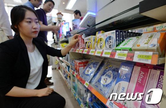 본문 이미지 - 서울 시내 한 편의점에서 한 시민이 상비약을 구매하고 있다. 2015.6.17/뉴스1 ⓒ News1 박세연 기자