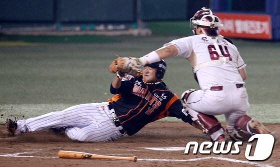본문 이미지 - 17일 오후 서울 목동야구장에서 열린 '2015 타이어뱅크 KBO 프로야구' 넥센히어로즈와 롯데자이언츠의 경기에서 롯데 5회초 2사 1,2루상황 김문호의 내야땅볼 때 홈을 파고드는 2루주자 손용석이 상대포수 유선정으로 부터 태그아웃되고 있다. 2015.6.17/뉴스1  ⓒ News1 이동원 기자