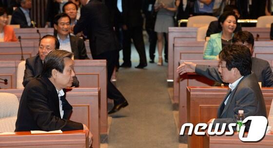 본문 이미지 - 새누리당 김무성 대표와 유승민 원내대표가 18일 서울 여의도 국회에서 열린 의원총회에서 대화를 나누고 있다. 2015.6.18/뉴스1 ⓒ News1 허경 기자