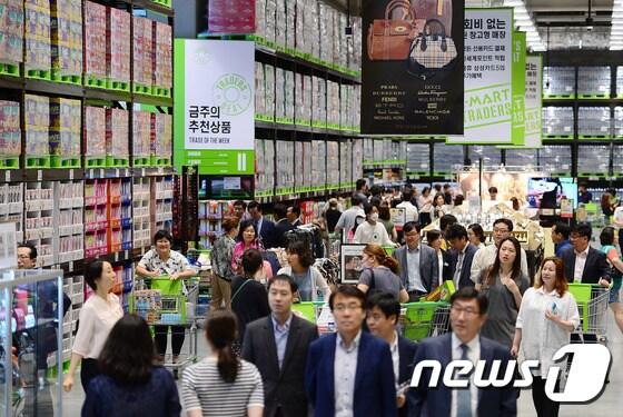 본문 이미지 - 이마트타운 킨텍스점 내 창고형 할인점 트레이더스가 고객들로 붐비고 있다.. ⓒ News1 박세연 기자