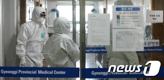 본문 이미지 - 19일 경기도의료원 수원병원 격리병동에서 의료진들이 환자 진료에 대한 의견을 나누고 있다.(경기도 제공) 2015.6.19/뉴스1 ⓒ News1 권혁민 기자