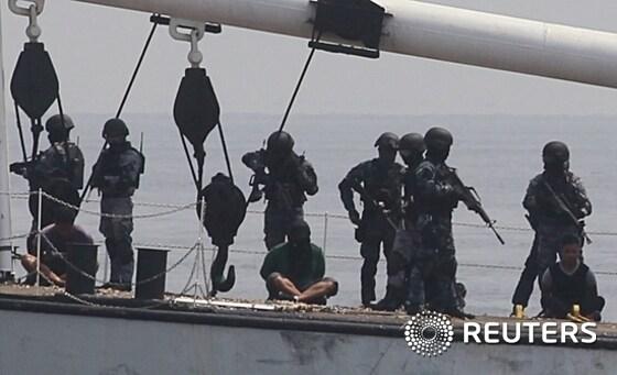 본문 이미지 - 필리핀 해양경찰(PCG)의 반테러전담팀이 해적 소탕 모의 훈련을 하고 있다. ⓒ로이터=뉴스1