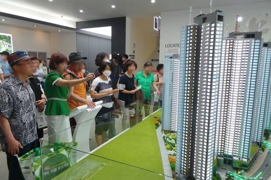 본문 이미지 - 기흥역 센트럴 푸르지오 모델하우스에서 방문객들이 설명을 듣고 있다. ⓒ News1