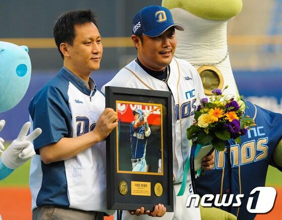 본문 이미지 - 2015년 6월18일 NC 다이노스의 이호준은 KBO통산 8번째 300홈런을 기록했다/뉴스1 DB ⓒ News1 이승배 기자