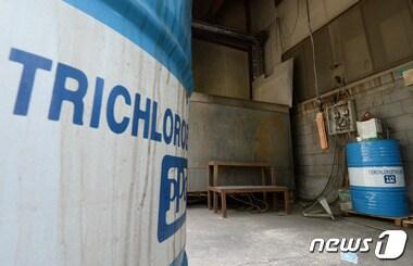 본문 이미지 - 2일 오후 경기 안산 단원구 성곡동의 한 금속도장 업체 내 철제 세척조에서 작업하던 인부 두명이 사망하는 사고가 발생, 경찰이 사고 현장을 통제하고 있다. ⓒ News1 