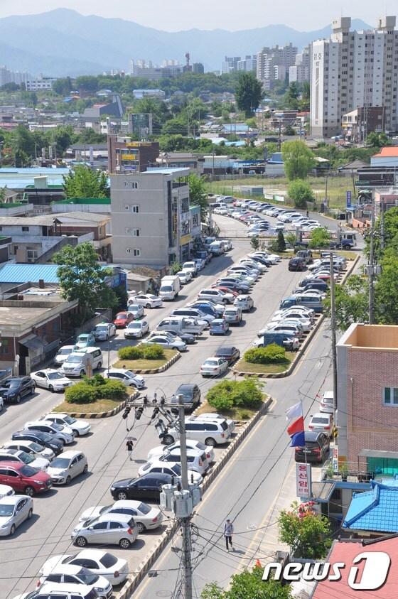 본문 이미지 - 강원 원주시 우산동 복개천  위 공영주차장. 주차장 아래로는 단계천이 흐르고 있으며 원주시는 2020년까지 이곳을 자연하천으로 복원하는 사업을 추진 중이다.(뉴스1  DB) ⓒ News1