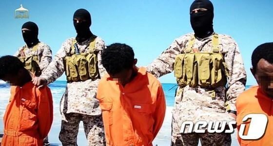 본문 이미지 - 급진 수니파 무장세력 이슬람국가(IS)가 지난 4월 공개한 리비아에서의 에티오피아 기독교인 참수 장면.ⓒ AFP=뉴스1