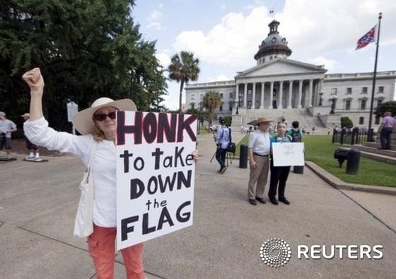 본문 이미지 - Sheila DiCiorrio holds a sign asking for the confederate battle flag that flies at the South Carolina State House to be removed in Columbia