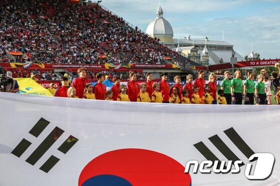 본문 이미지 - 한국 여자 축구 대표팀이 22일 오전 5시 몬트리올의 올림픽 스타디움에서 프랑스와 2015 FIFA 캐나다 여자 월드컵 16강을 치른다. ⓒ AFP=News1