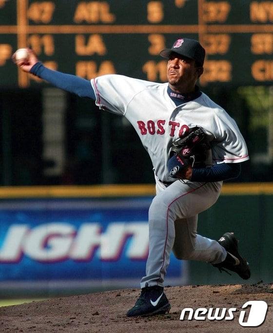 본문 이미지 - 보스턴 레드삭스가 23일(한국시간) 페드로 마르티네즈의 등 번호 45번을 영구 결번으로 결정했다. ⓒ AFP=News1