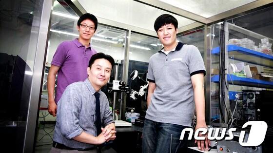 본문 이미지 - ‘웨어러블 전자회로용 상온 고해상도 3D 프린팅 기술’을 개발해 어드밴스드 머티리얼스 23일자 온라인 판에 개제한 박장웅 교수팀. 왼쪽부터 김국주 박사, 박장웅 교수, 안병완 연구원. 2015.06.23/뉴스1 ⓒ News1 이상문 기자