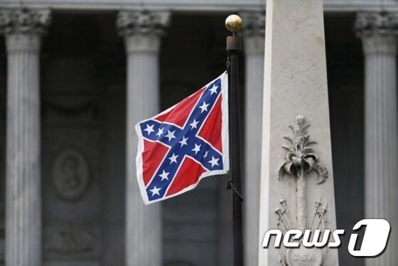 본문 이미지 - 미국 사우스 캐롤라이나 주의회 건물 앞에 게양된 남부연합기/ 뉴스1=AFP