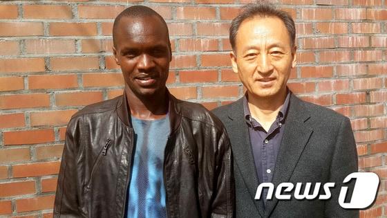 본문 이미지 - 케냐 출신 마라토너 오주한(왼쪽)과 오창석 마라톤 코치. (오창석 국가대표 마라톤 코치 제공)2015.6.23/뉴스1 DB