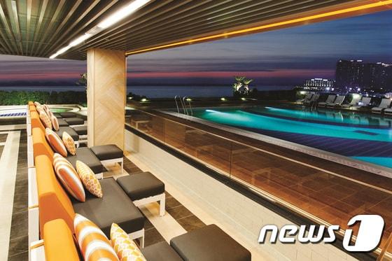 본문 이미지 - 본격적인 휴가철을 맞아 새로 단장한 부산 파라다이스호텔 야외 오션풀장의 모습(파라다이스호델 사진제공)  ⓒ News1