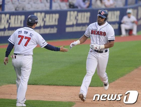본문 이미지 - 23일 오후 서울 잠실야구장에서 열린 '2015 타이어뱅크 KBO 프로야구' 두산베어스와 SK와이번스의 경기에서 두산 3회말 공격 선두타자 로메로가 솔로홈런을 날린 후 3루 전형도 코치와 하이파이브를 나누고 있다.2015.6.23/뉴스1 ⓒ News1 이동원 기자