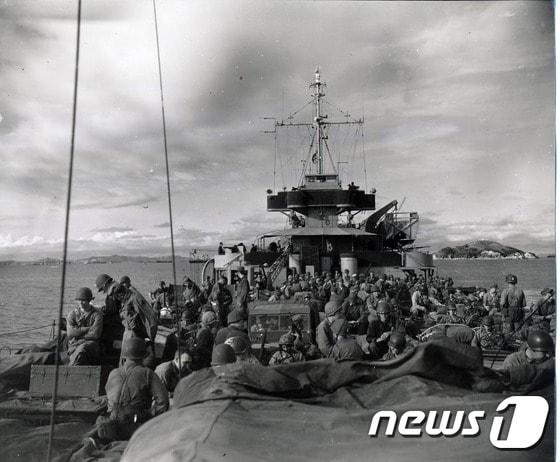 본문 이미지 - 1950년 9월 17일 미 제7사단이 인천항에 상륙하기 위해 기다리고 있는 장면. (행정자치부 제공)