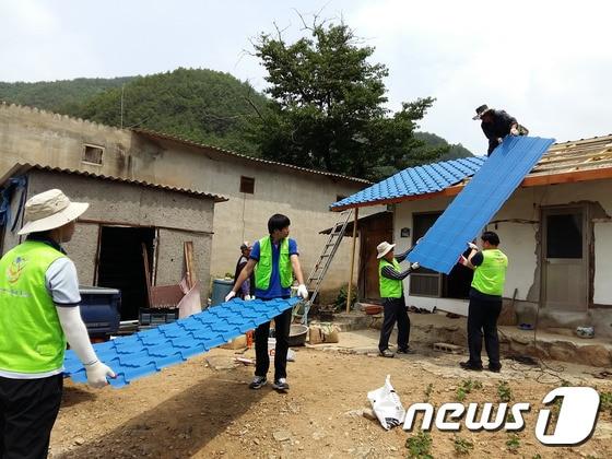 본문 이미지 - 한국감정원 경북안동지사 &#39;KAB 사랑나눔의 집&#39; 봉사단원들이 24일 안동시 녹전면 매정리 A&#40;80&#41;할머니 집에서 사랑의 집 수리 활동을 펼치며 이웃사랑을 실천하고 있다. 안동지사는 매년 경제적으로 어려움을 겪고 있는 소외계층을 찾아 사랑의 집 수리 봉사활동을 펼치고 있다.&#40;한국감정원 경북안동지사제공&#41; ⓒ News1 피재윤 기자