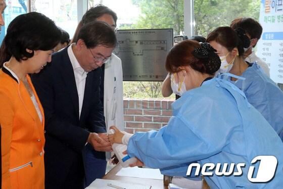 본문 이미지 - 박원순 서울시장이 25일 오전 코호트 격리(병동보호격리)가 해제된 서울 양천구 메디힐 병원을 방문해 검진을 받기 전 손을 소독하고 있다. 메디힐 병원은 9일 메르스(MERS·중동호흡기증후군) 집중관리병원으로 지정됐다가 23일 0시 격리 해제됐다. 2015.6.25/뉴스1 ⓒ News1 신웅수 기자