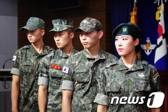 본문 이미지 - 국방부가 25일 오전 서울 용산구 국방부 브리핑룸에서 군 장병들의 자긍심을 고취하고 애국심을 함양하기 위해 태극기가 패용된 전투복을 선보이고 있다. (국방부 제공) 2015.6.25/뉴스1 ⓒ News1 조희연 기자
