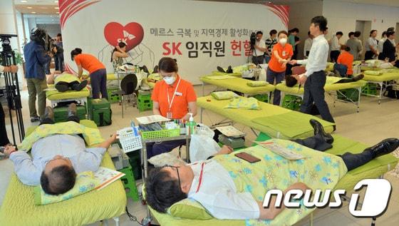 본문 이미지 - 메르스 여파로 혈액이 부족한 상황이 발생하고 있다. 25일 서울 종로구 SK서린사옥에서 SK임직원들이 메르스 극복과 지역경제활성화를 위해 헌혈을 하고 있다. 2015.6.25/뉴스1 ⓒ News1 김명섭 기자