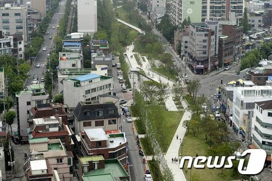 본문 이미지 -  서울 마포구 연남동 경의선 숲길.  ⓒ 뉴스1 안은나 기자