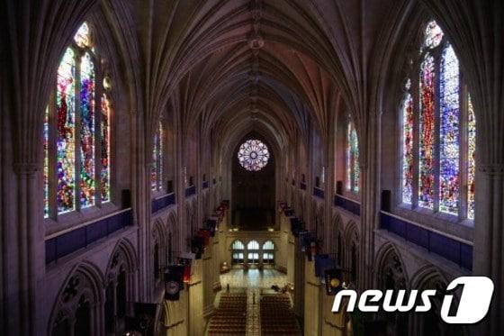 본문 이미지 - 미국 워싱턴 국립성당 내부 모습. ⓒ AFP=뉴스1