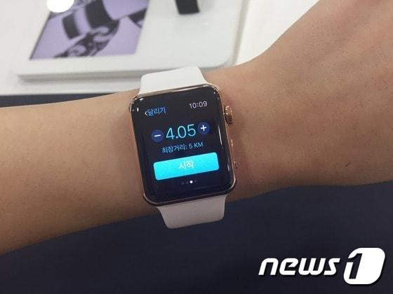 본문 이미지 - 프리스비 명동은 예약자에 한해 애플워치 에디션 시착 서비스를 진행한다. 교육을 이수한 애플워치 전문가가 10~20분간 설명을 진행한다. 예약자는 원하는 모델을 신청할 수 있다. 사진은 로즈 골드 38mm 화이트 스포츠 밴드. 판매가 1900만원. 2015.06.26 ⓒ News1 김진 인턴기자