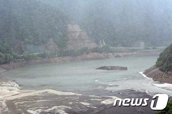 본문 이미지 - 지난달 26일 오봉저수지 모습.2015.6.26/뉴스1 ⓒ News1 윤창완 기자