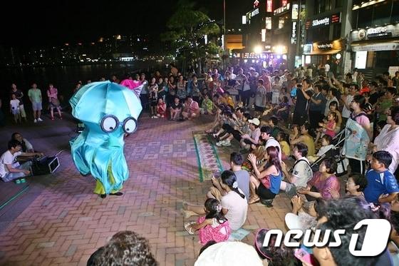 본문 이미지 - 수영구는 피서철을 맞아 광안리 해수욕장 일대에 '차없는 문화의 거리'를 만들어 피서객들에게 볼거리를 제공할 예정이다<수영구청제공>ⓒ News1