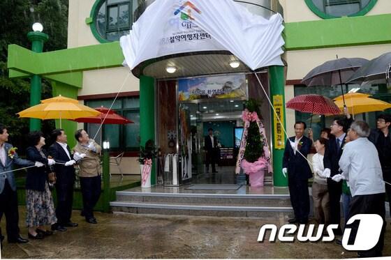 본문 이미지 - 26일 최문순 강원도지사, 이병선 속초시장 등 관계자들이 모여 속초시 설악여행자센터 현판 제막식을 하고 있다. 설악여행자센터는 설악동 게스트하우스촌 이용객을 위해 여행자 쉽터, 숙박예약, 마케팅, 통역안대 등 다양한 서비스를 제공한다 2015.6.25/뉴스1 ⓒ News1 엄용주 기자