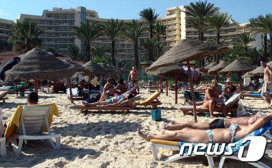 본문 이미지 - 26일(현지시간) 총기난사 테러가 발생한 북아프리카 튀니지 해안휴양지 수스의 리조트. ⓒ AFP=뉴스1