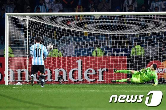 본문 이미지 - 아르헨티나의 리오넬 메시가 27일(한국시간) 에스타디오 소살리토에서 열린 콜롬비아와의 2015 칠레 코파 아메리카 8강전 승부차기에서 골을 성공시키고 있다. ⓒ AFP=News1