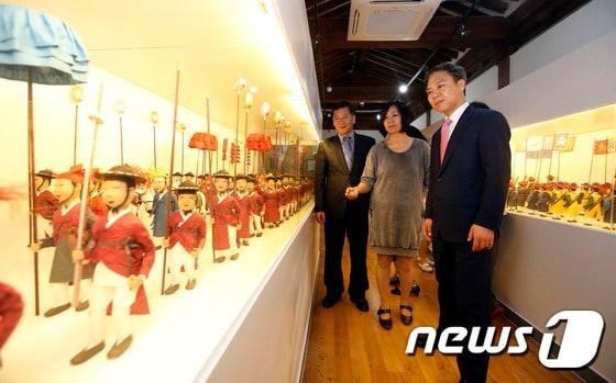 본문 이미지 - 김승수(오른쪽) 전주시장이 한옥마을 꽃숙이 공예공방촌에서 닥종이로 만들어진 영조정순황후 가례 반차도 행렬 작품을 보고 있다.(전주시제공)2015.6.28/뉴스1ⓒ News1