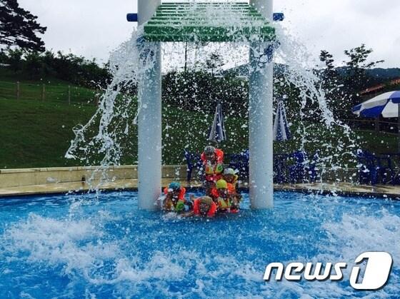 본문 이미지 - 전북 고창웰파크시티(회장 이종균)가 지역내 아동양육시설 아동 180여명을 자사 종합 휴양 시설인 석정휴스파로 초대해 물놀이 시설을 무료로 제공했다. 석정 휴스파 물놀이 시설. ⓒ News1