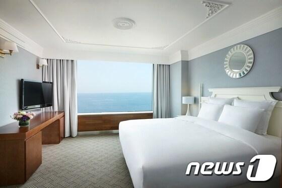 본문 이미지 - 노보텔 앰배서더 부산의 디럭스오션룸.<노보텔 앰배서더 부산 제공>ⓒ News1