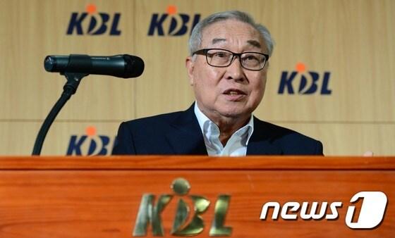 본문 이미지 - 김영기 KBL 총재가 29일 서울 강남구 논현동 KBL 센터에서 기자회견을 갖고 최근 프로농구와 관련된 불법 스포츠 도박 및 승부조작 의혹에 대한 입장발표를 하고 있다. 2015.6.29/뉴스1 ⓒ News1 양동욱 기자