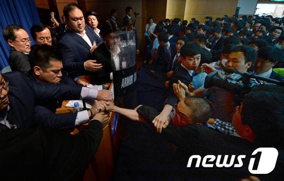 본문 이미지 - 김철교 삼성테크윈 대표이사 사장(왼쪽)이 29일 오후 경기 성남상공회의소에서 열린 삼성테크윈 임시주주총회에서 노조원들의 격렬한 반대 속에 회사명을 한화테크윈으로 변경하는 안을 의결하고 있다. 2015.6.29/뉴스1 ⓒ News1 신웅수 기자