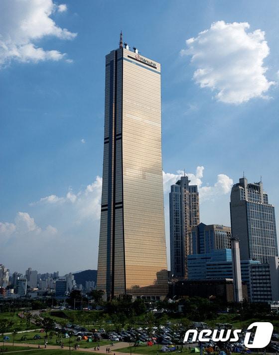 본문 이미지 - 서울 여의도에 위치한 63빌딩(한화그룹 제공) ⓒ News1