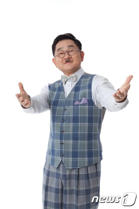 본문 이미지 - 악극 '불효자는 웁니다'에서 변사역을 맡은 코미디언 이홍렬 ⓒ News1