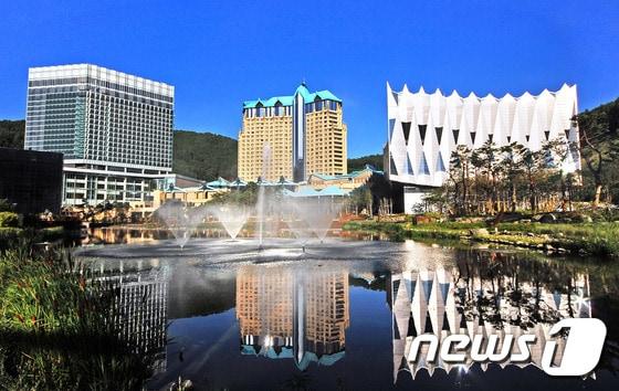 본문 이미지 - 강원 정선 강원랜드 호텔 전경. (사진제공=강원랜드) 2015.06.30/뉴스1 ⓒ News1 하중천 기자